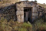 Entrada a una de las bodegas